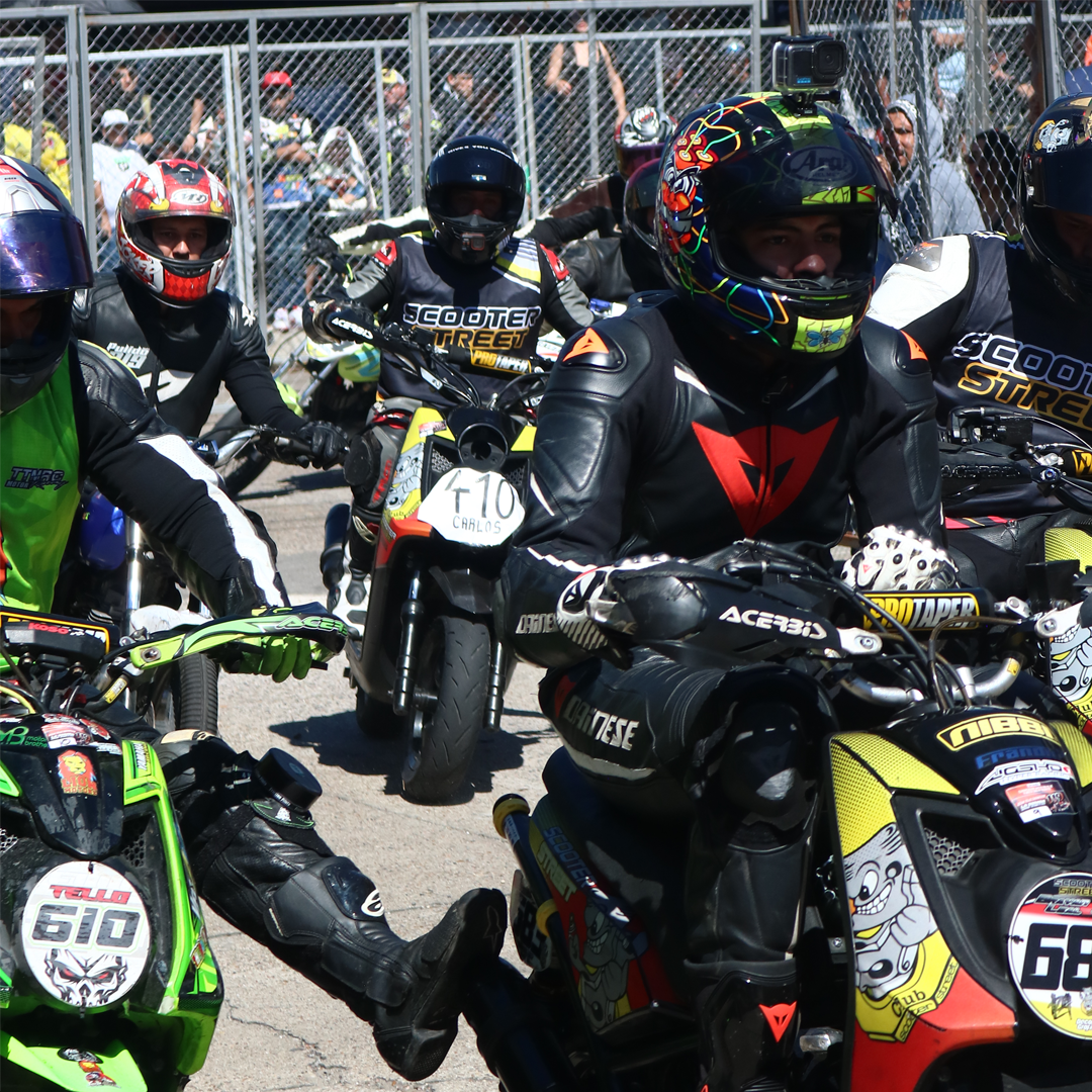 Motociclistas en carrera